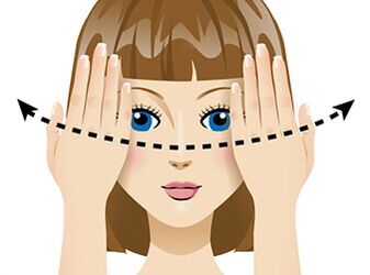 Die Übung „Durch die Finger“ entlastet die Augen und verbessert das Sehvermögen.